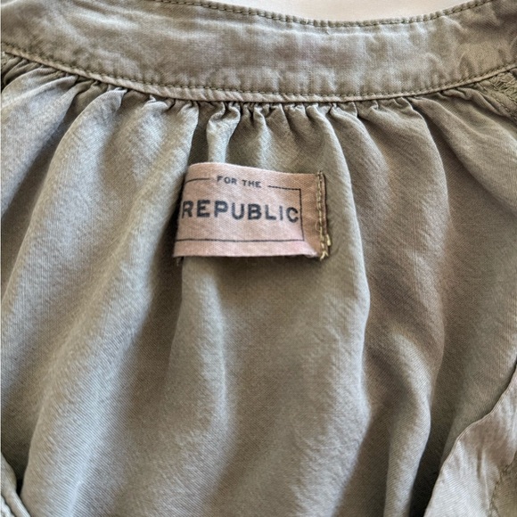 For The Republic Sage Green Button Down Blouse Soft Casual Womens Small - Picture 3 of 4